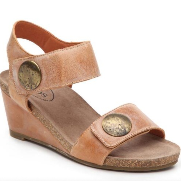 Taos Footwear Shoes - Tan Leather Wedge Sandals.